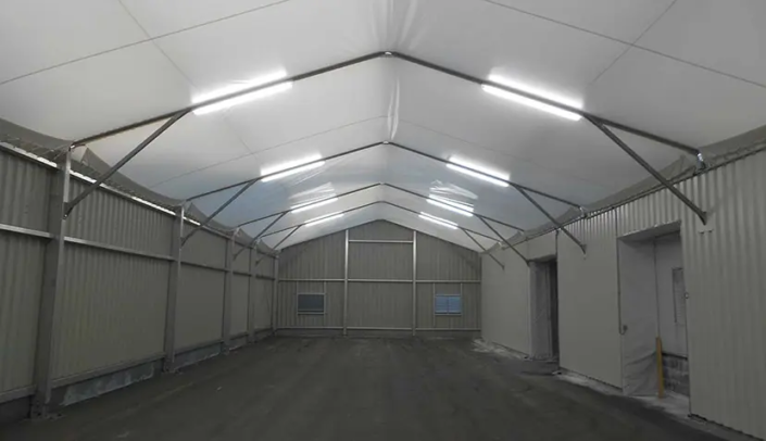 Nave prefabricada con luz- vista interior